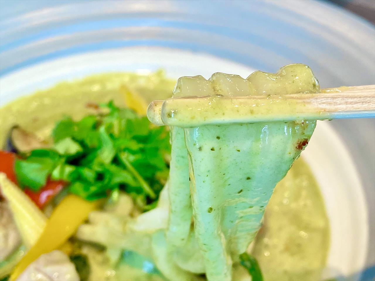 パクチー香る 夏野菜グリーンカレーのおうどん麺アップ