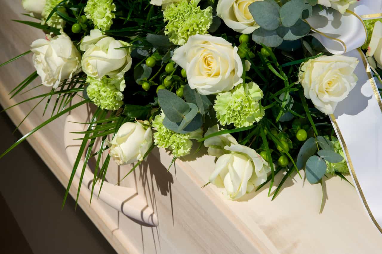 棺の上に置いた花