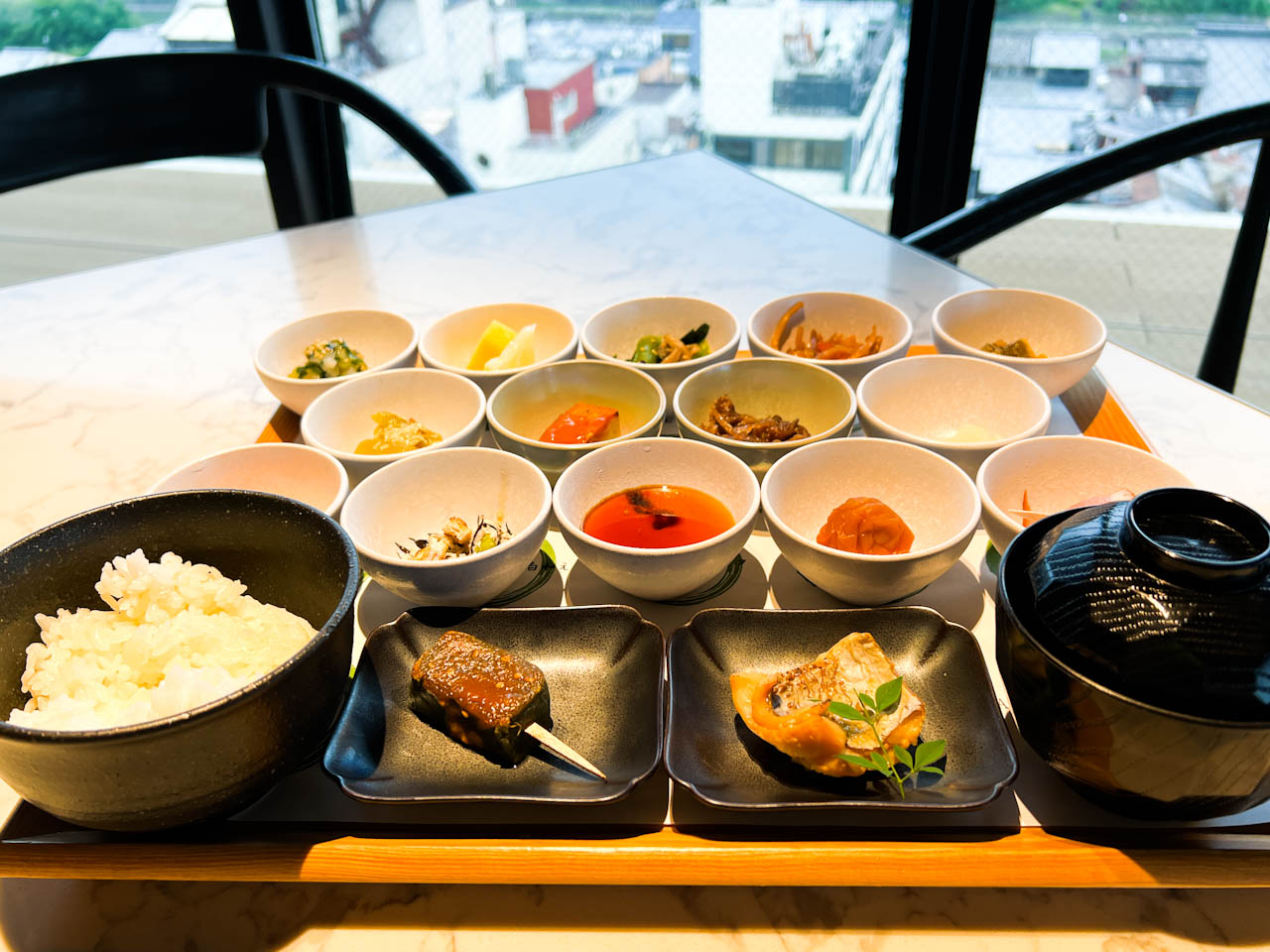京都の景色を見ながら京おばんざいの朝食を！「ザ・ゲートホテル京都高瀬川by HULIC」の宿泊ルポ