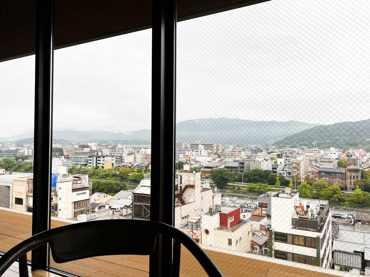 席は窓際で、京都の景色を堪能