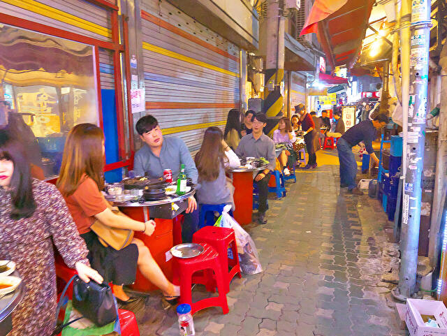 煙と匂いに誘われて！ソウルの焼肉ストリートで、”屋外サムギョプサル”