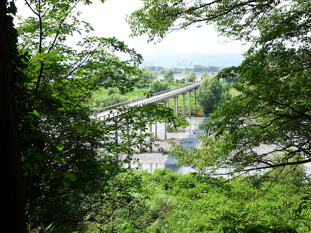 世界最長の徒歩で渡る木製橋」としてギネス認定されている静岡県の蓬莱（ほうらい）橋
