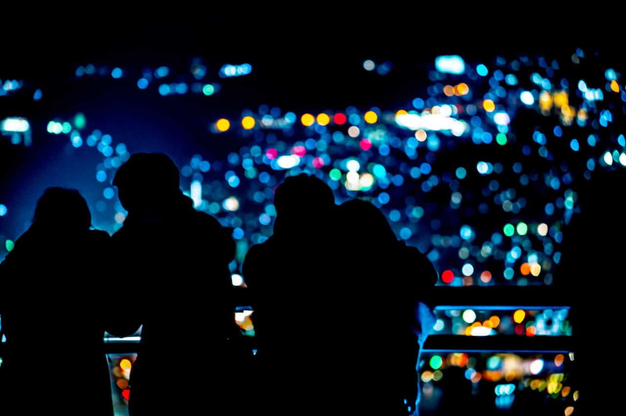 夜景を眺めるカップル