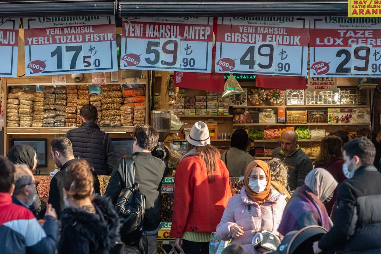 トルコの市場で買い物