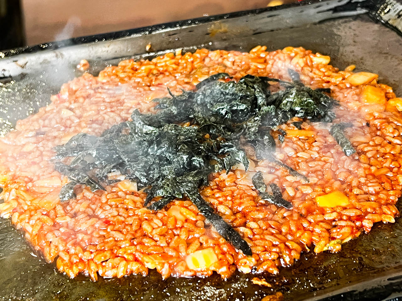 最後は、サンギョプサルの旨味が残った鉄板でキムチ炒飯を作ってもらいました