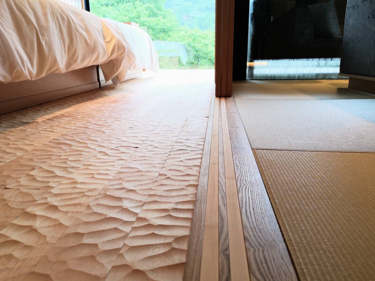 神奈川県足柄下郡・ホテル「はつはな」客室「宇（SORA）ラグジュアリータイプ」名栗加工の床