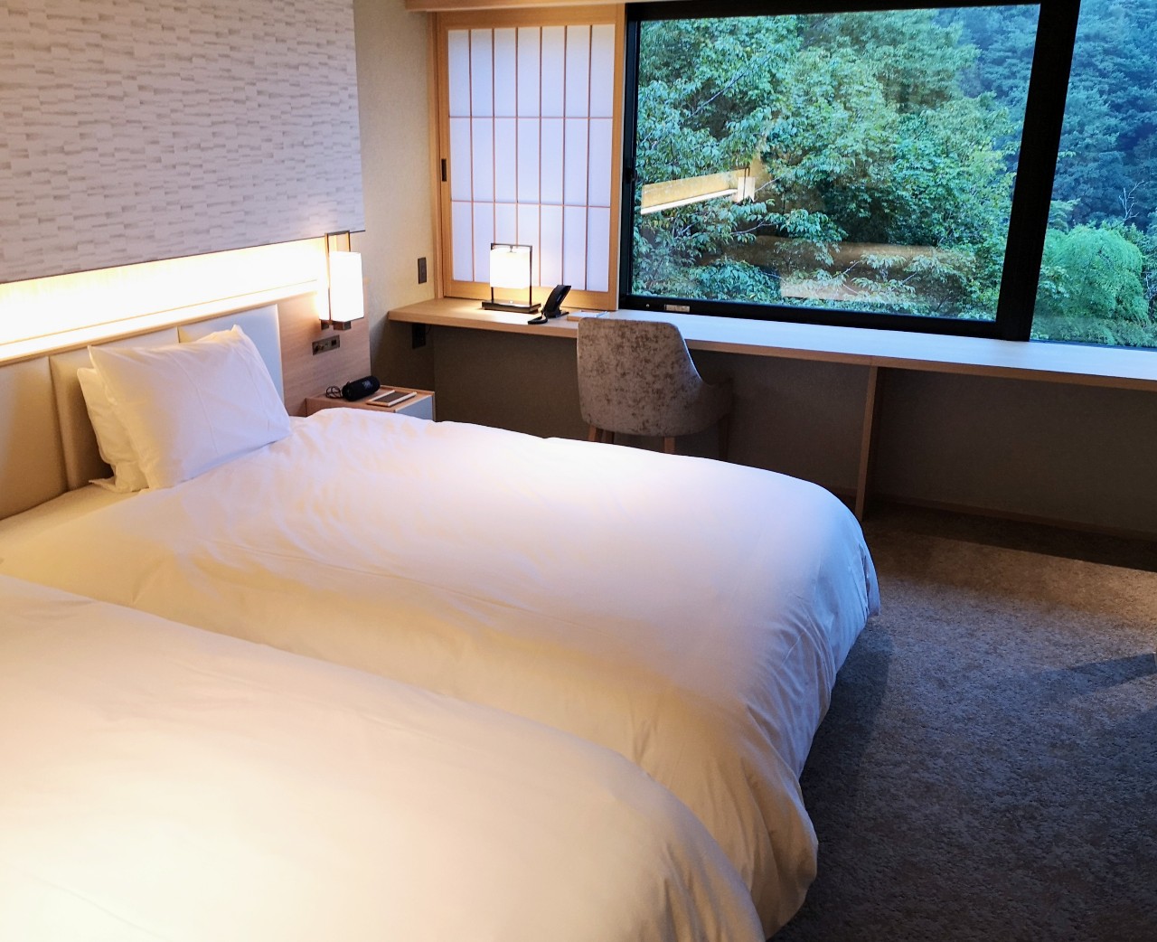 神奈川県足柄下郡・ホテル「はつはな」客室「白」寝室