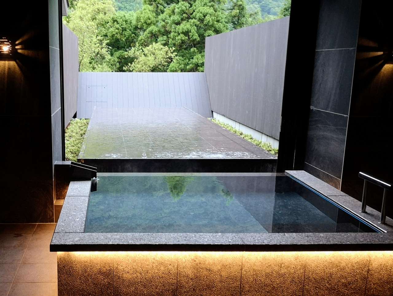 神奈川県足柄下郡・ホテル「はつはな」貸切温泉風呂「水面の湯」