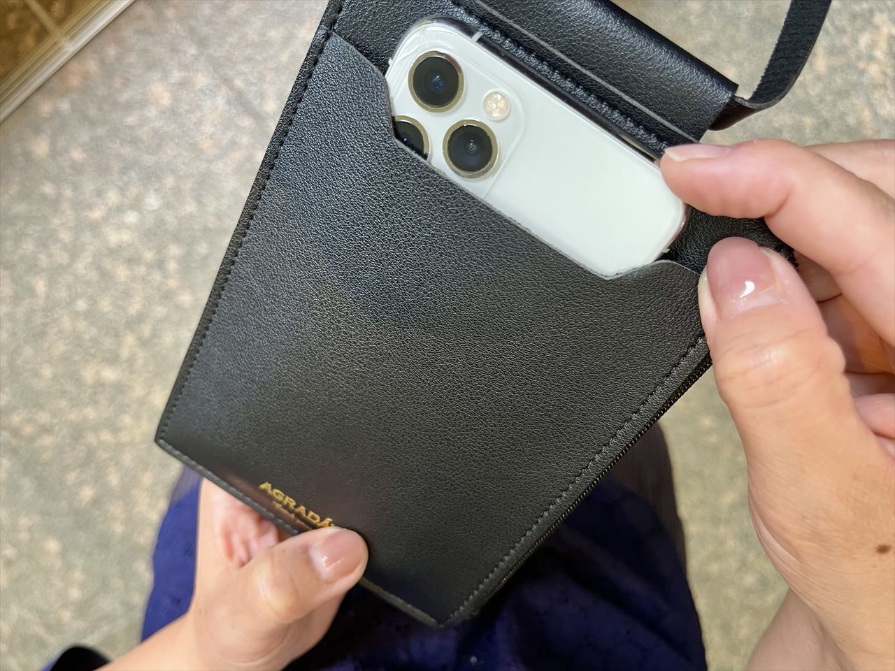 ダイソーの0円財布はスマホショルダーとして使える 正直レビュー ストラップのみとどちらが使いやすい Tabizine 人生に旅心を