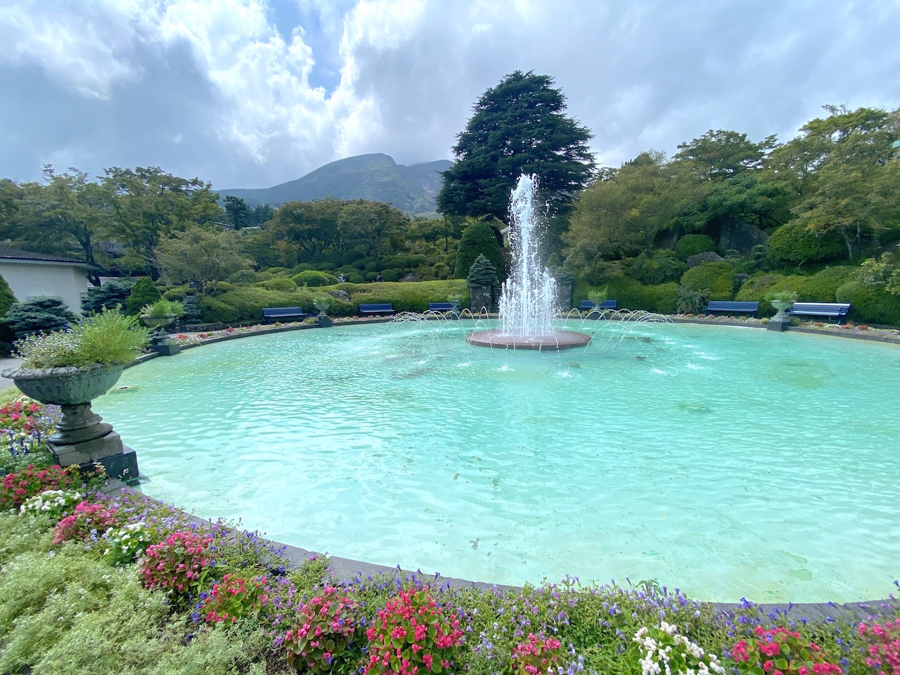 山背景の箱根強羅公園の噴水はフォトスポット