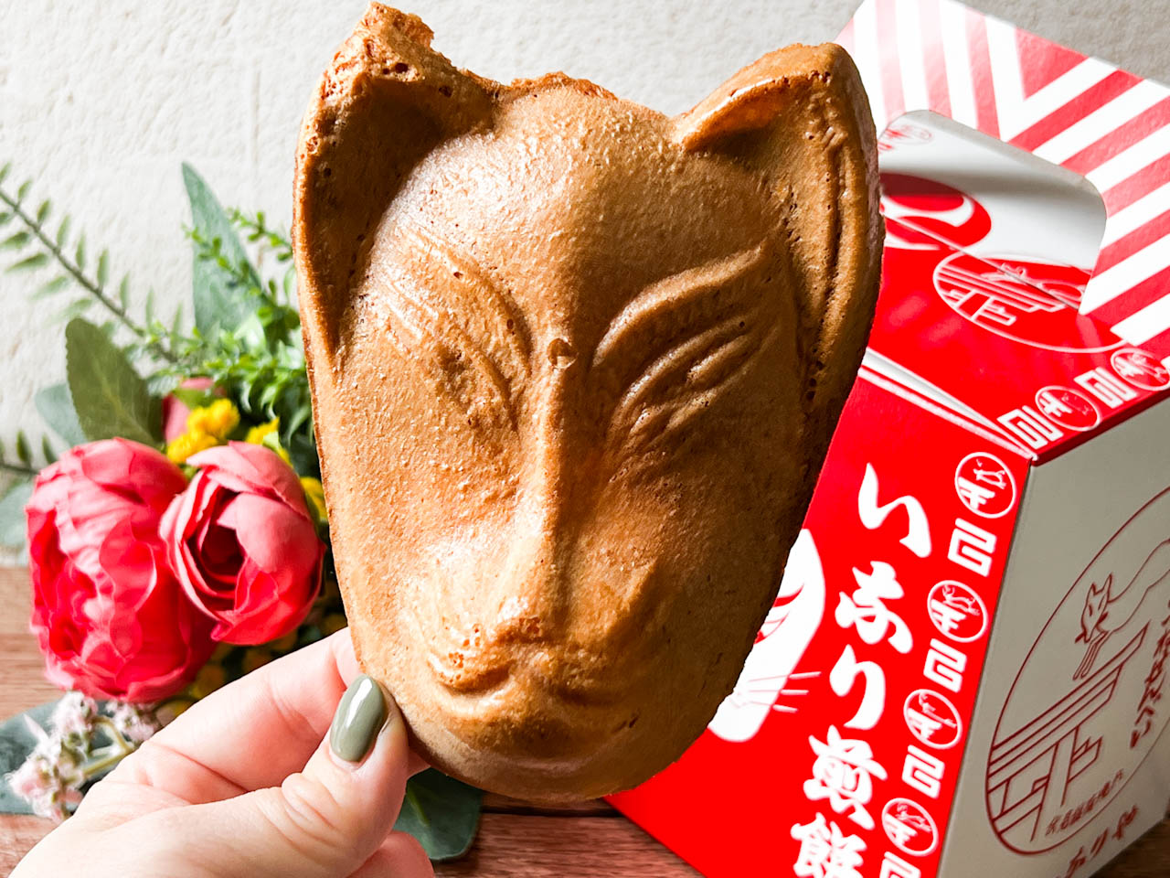 【京都土産に！】大きなきつねの顔の形をしたせんべい！インパクト大の「きつねせんべい」