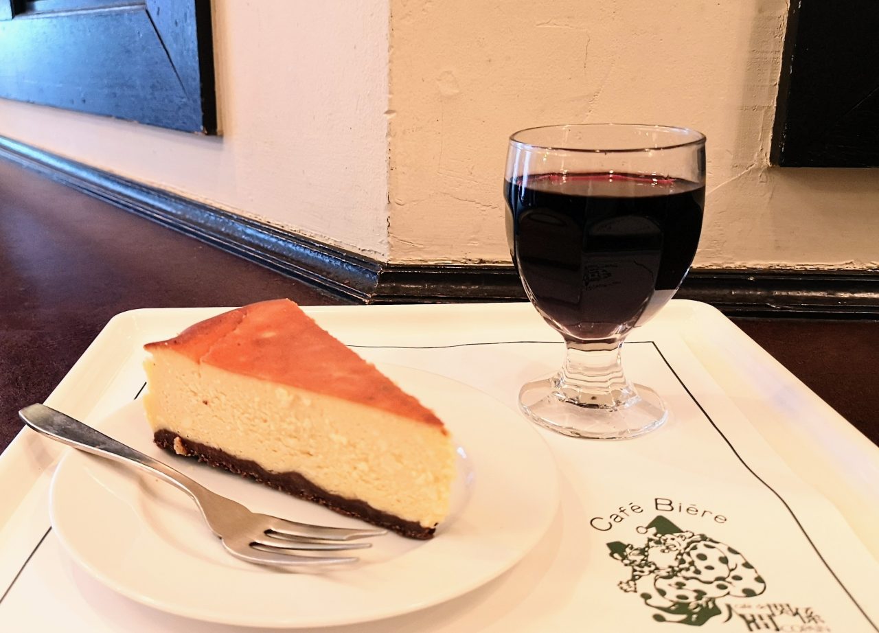 東京都渋谷区・「人間関係 cafe de copain」グラスワイン（赤）、N.Y.チーズケーキ
