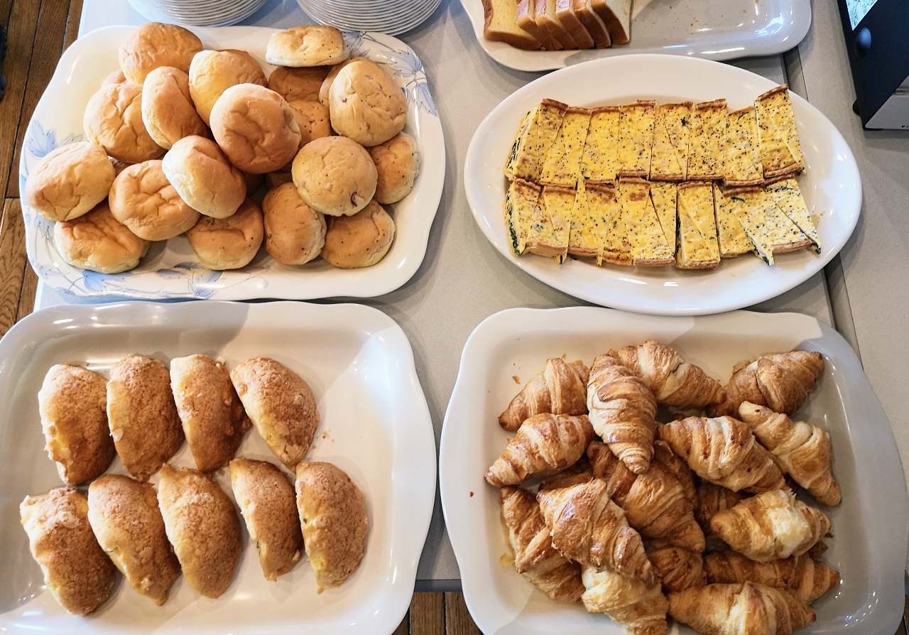 山梨県韮崎市・「シャトレーゼホテル にらさきの森」、「シャトレーゼ体感ツアー」朝食のパン