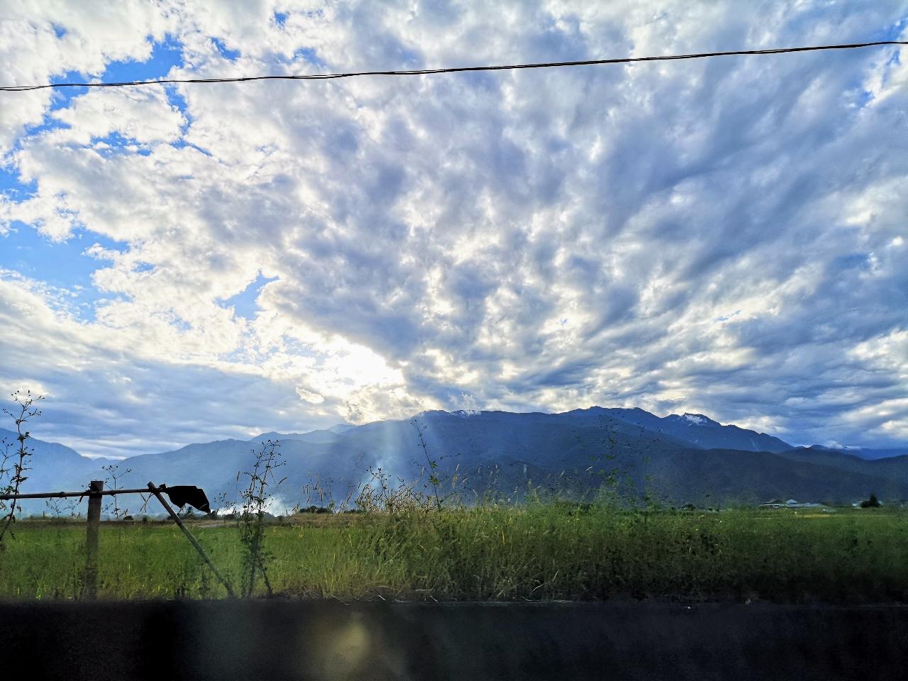 山梨県韮崎市・「シャトレーゼ体感ツアー」バスの中からの風景