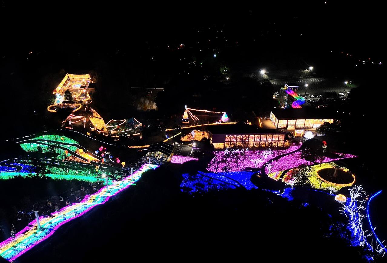 神奈川県相模原市・さがみ湖リゾート プレジャーフォレスト「さがみ湖イルミリオン」（すみっコぐらしイルミネーション）光のかんらんしゃからの園内の眺め