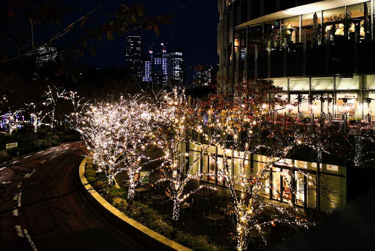 東京都港区・「東京ミッドタウン」MIDTOWN CHRISTMAS 2022（光の散歩道）橋の上から