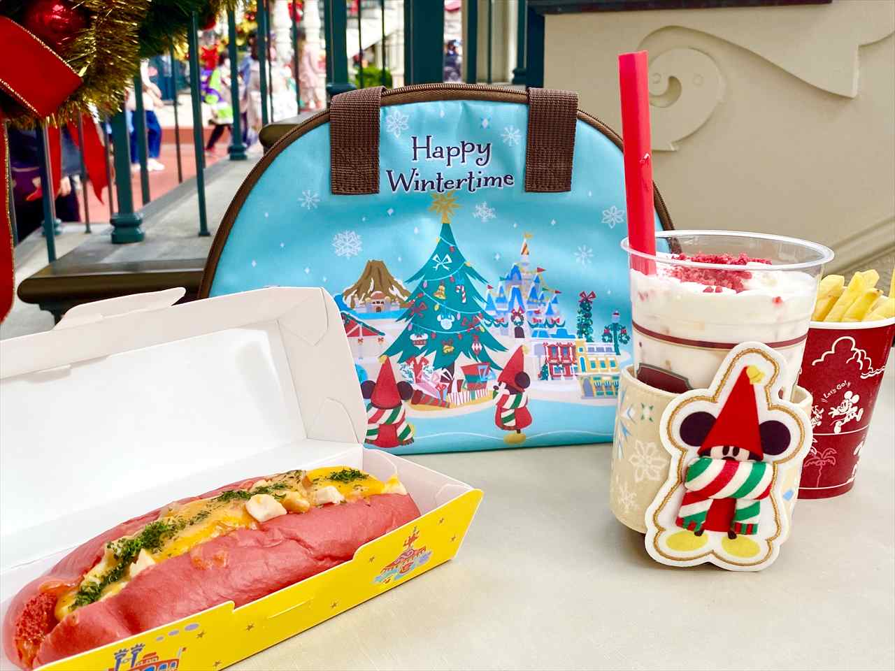 ディズニー クリスマス スーベニアランチケースが可愛い グラタンドッグ実食ルポ 東京ディズニーランド Tabizine 人生に旅心を