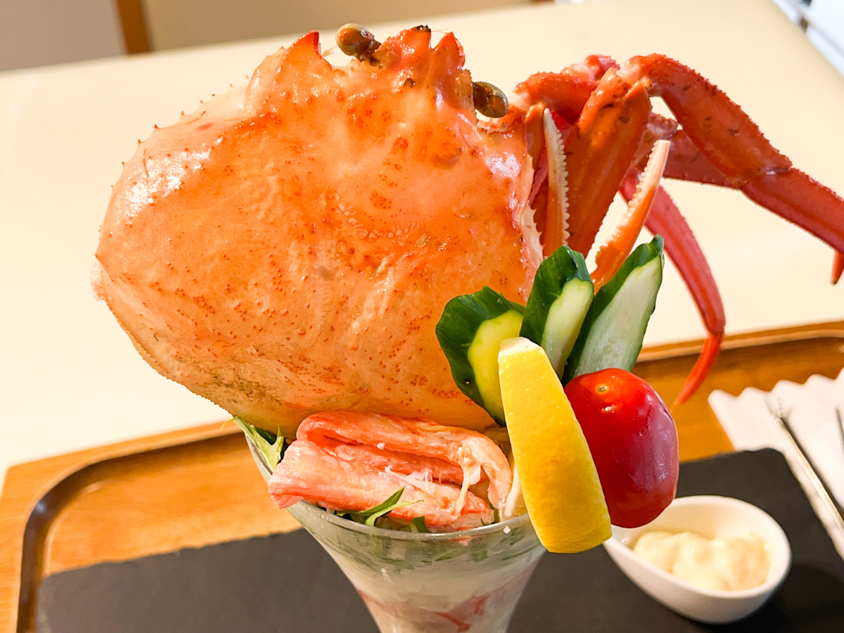 「パフェ」と銘打ってますが、甘いパフェではなく、蟹を使った具材がたっぷり入ったサラダパフェ
