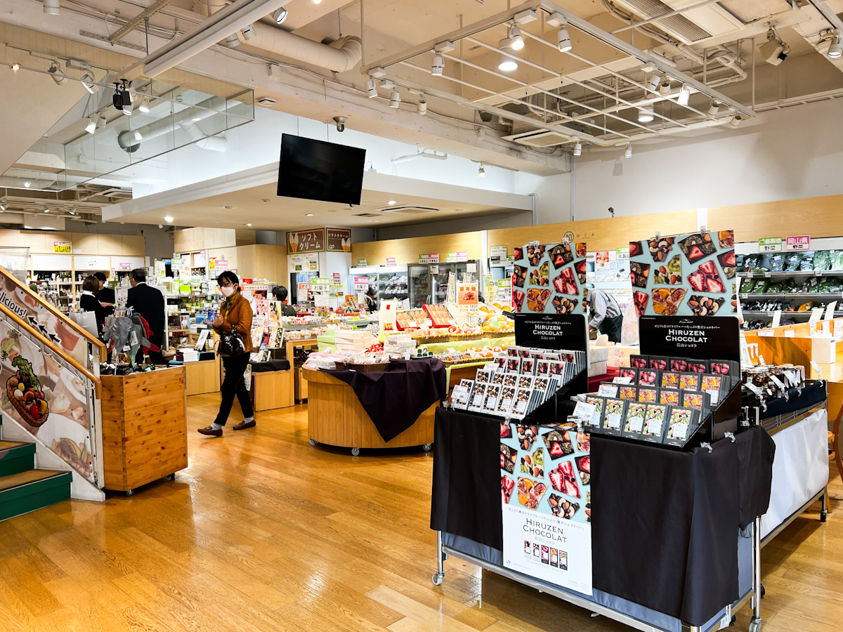 鳥取県と岡山県の2つの県のアンテナショップとなっており、店内では両県のグルメを中心とした商品を多数取り扱っています