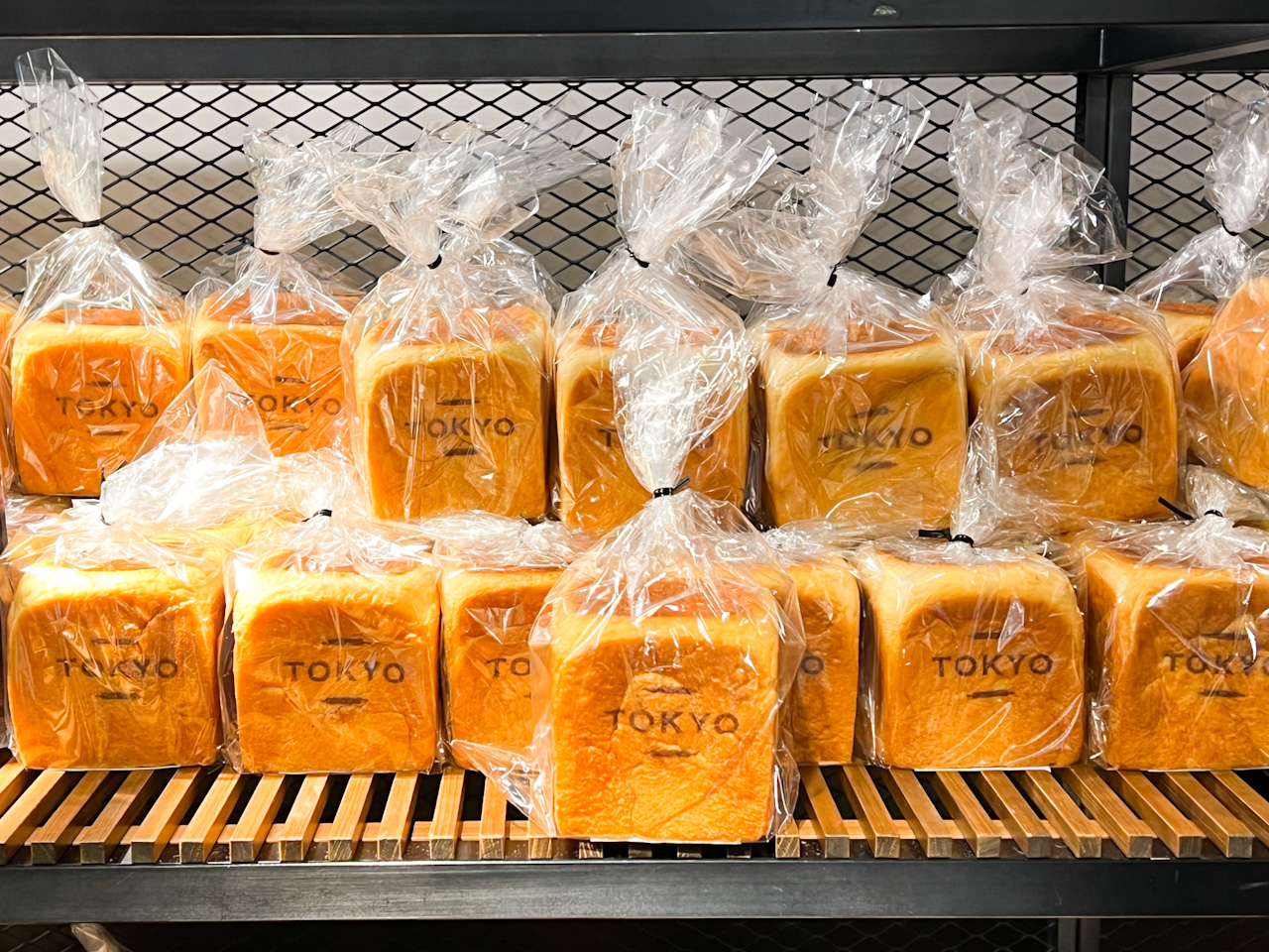 栃木県産とちおとめを使用したオリジナルジャムを練り込んだ食パン「とちおとめプレミアムブレッド」も人気