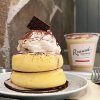 東京都渋谷区・「Roasted COFFEE LABORATORY」、「ティラミスビスケットホットケーキ」「ティラミスシェイク」
