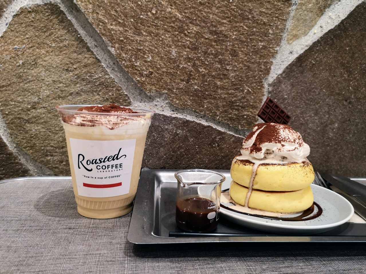 東京都渋谷区・「Roasted COFFEE LABORATORY」、「ティラミスビスケットホットケーキ」「ティラミスシェイク」3