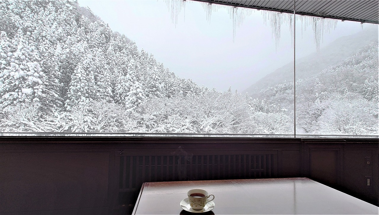 窓際で頂くコーヒー