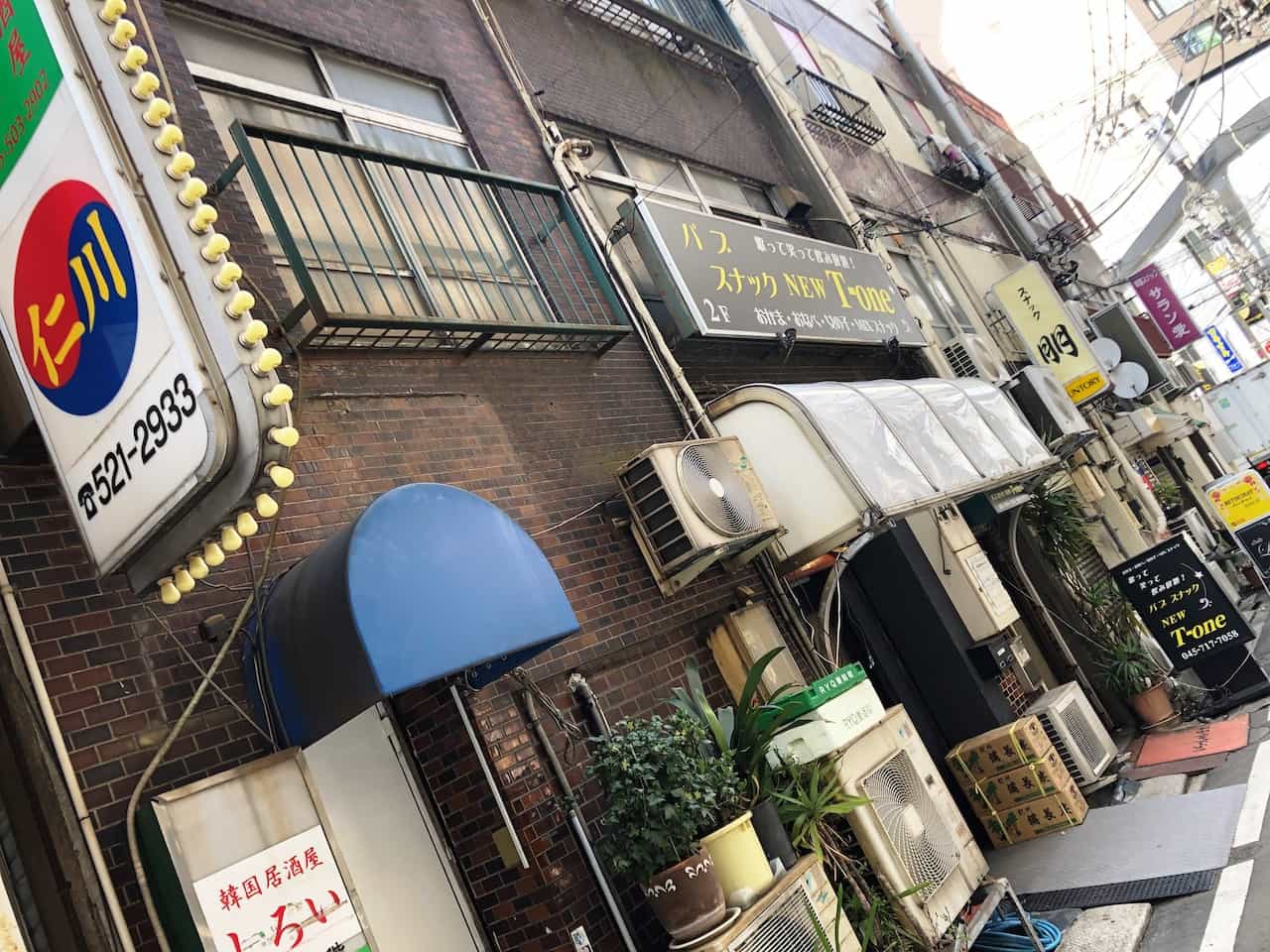 京急鶴見駅東口のアジア系の店