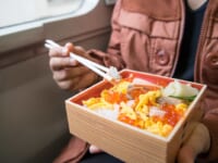 新幹線車内で駅弁を食べるイメージ