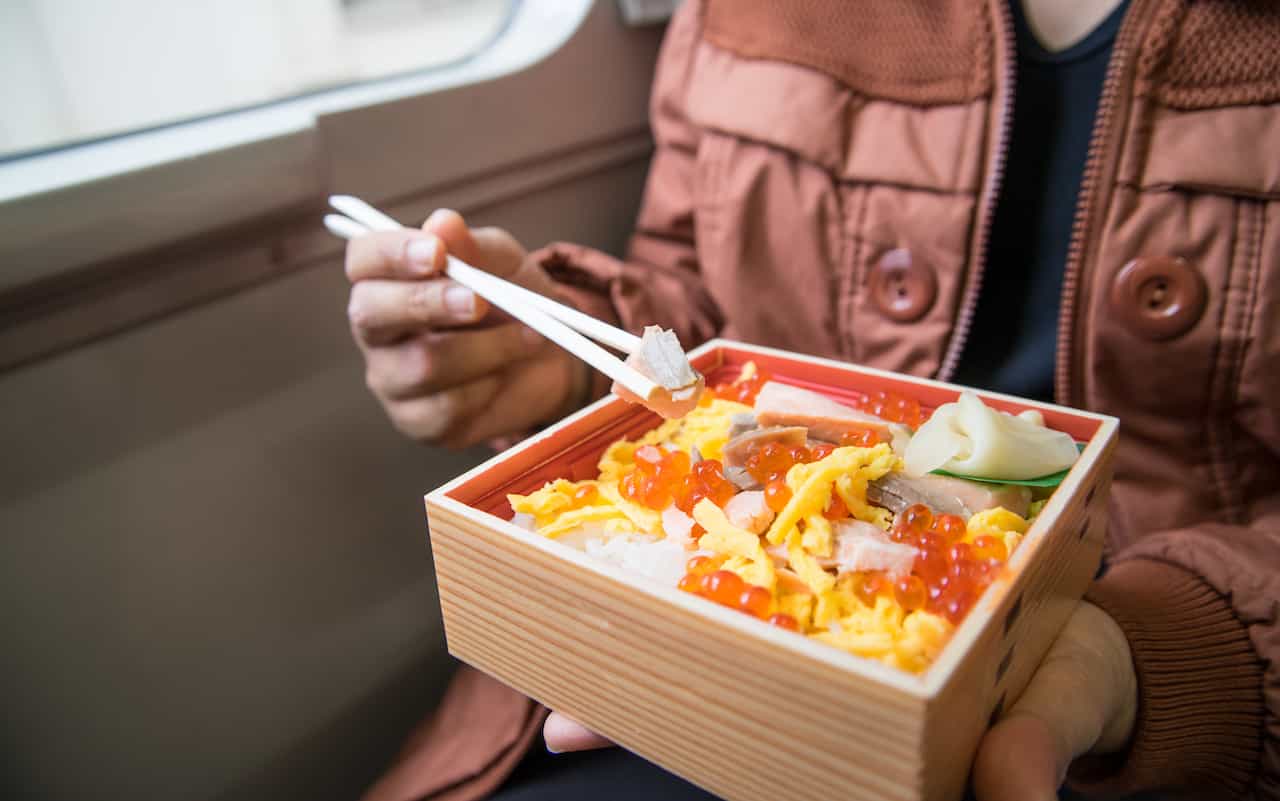新幹線車内で駅弁を食べるイメージ