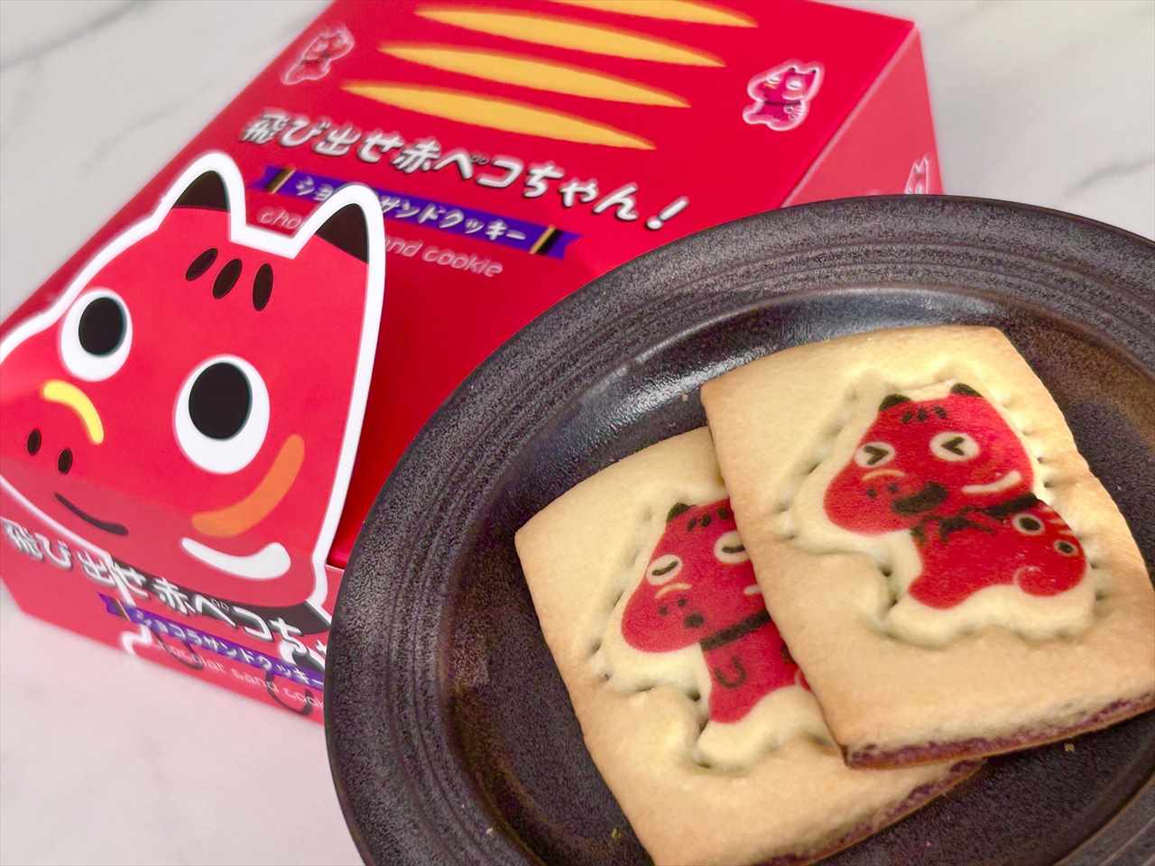 【福島県おすすめ土産】ばらまき土産にも！「飛び出せ赤ベコちゃん！」ショコラサンドクッキーを実食