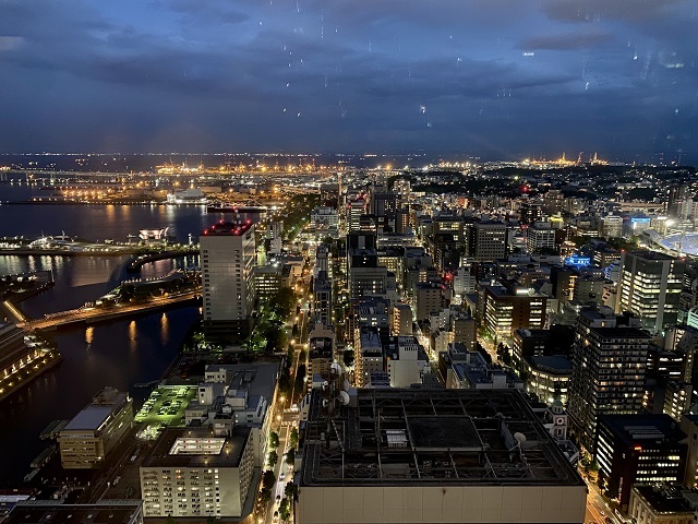 横浜夜景「オークウッドスイーツ横浜」46階の展望フロアからの眺め。ベイブリッジ方面