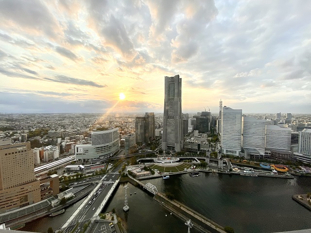 「オークウッドスイーツ横浜」46階の展望フロア、昼間の眺め。ランドマーク方面