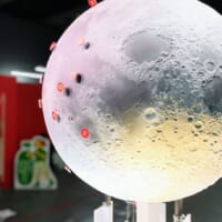 東京都江東区・「日本未来科学館」特別展「NEO 月でくらす展 ～宇宙開発は、月面移住の新時代へ！～」月のモニュメント