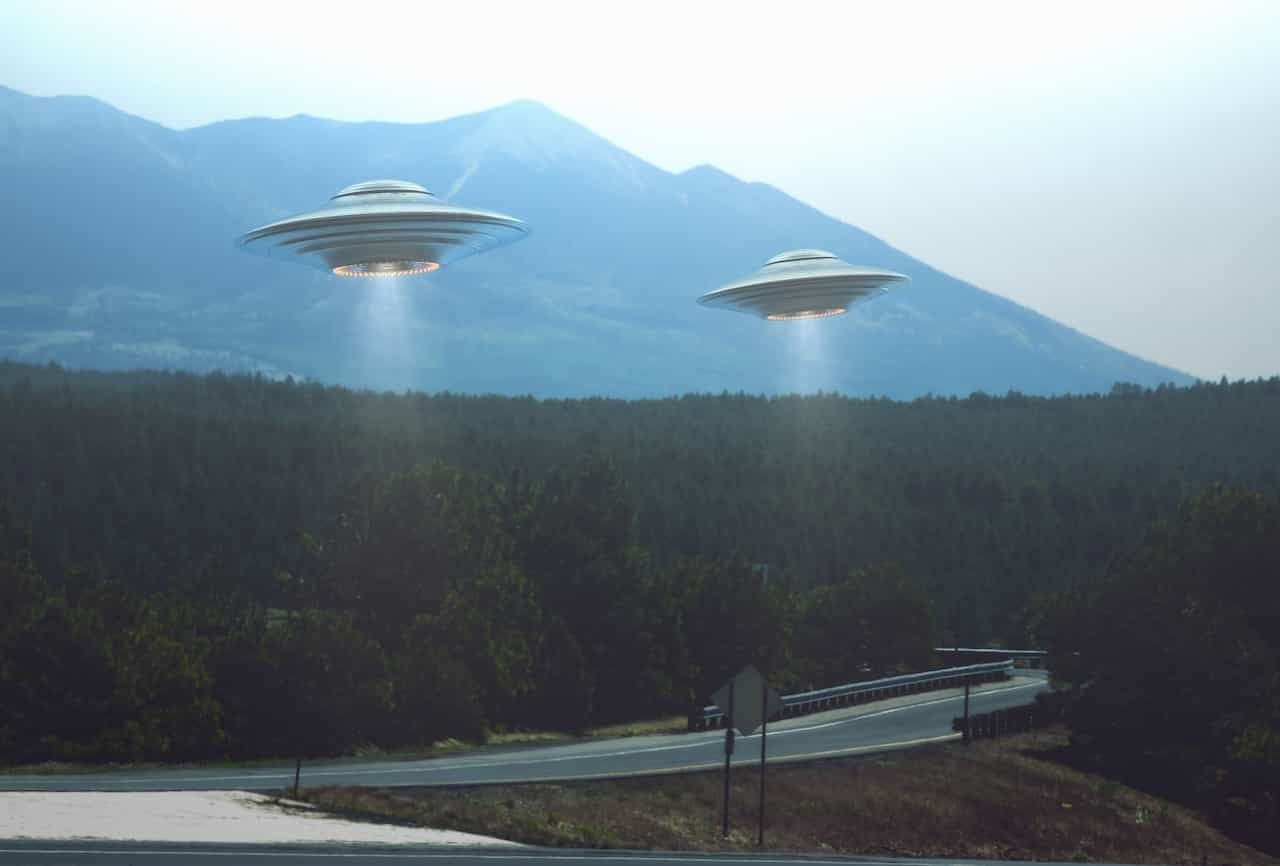 UFOが飛んでいるイメージ