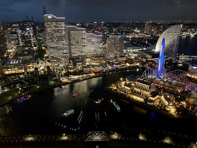 横浜夜景「オークウッドスイーツ横浜」46階の展望フロアからの眺め。コスモクロック方面