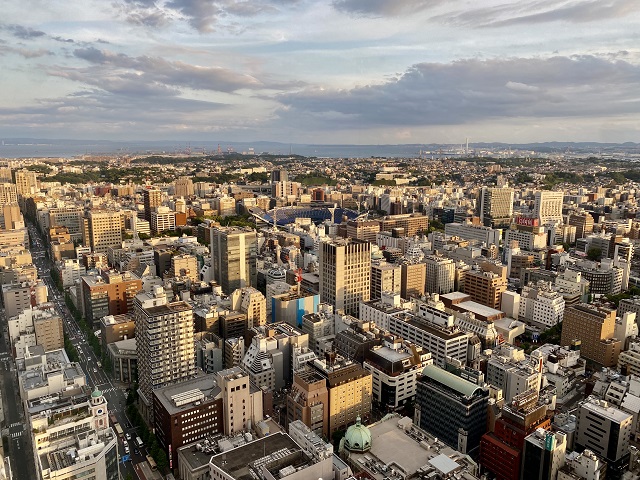「オークウッドスイーツ横浜」46階の展望フロア、昼間の眺め。ハマスタ、横須賀方面