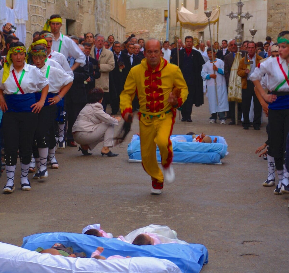 【世界の奇祭】路上に並べた赤ちゃんを飛び越える！400年以上の歴史あるスペインの「エルコラチョ」