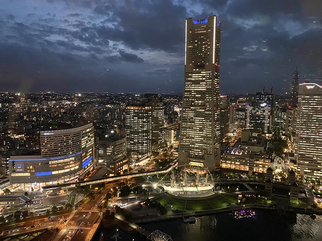 横浜夜景「オークウッドスイーツ横浜」46階の展望フロアからの眺め。ランドマーク方面