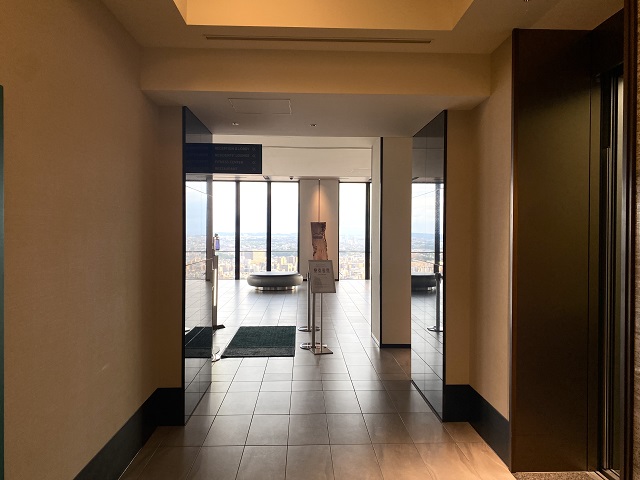 「オークウッドスイーツ横浜」46階展望フロア、エレベーターホール