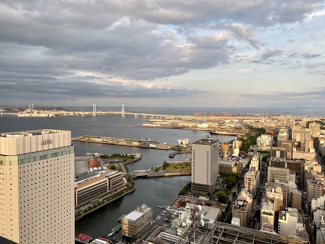 「オークウッドスイーツ横浜」46階の展望フロア、昼間の眺め。ベイブリッジ、千葉県方面
