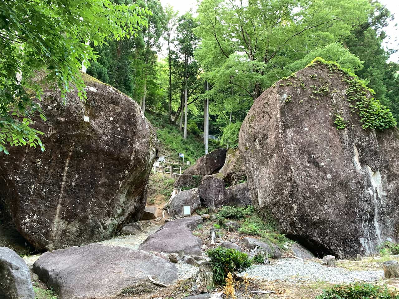 岐阜県下呂市・金山巨石群