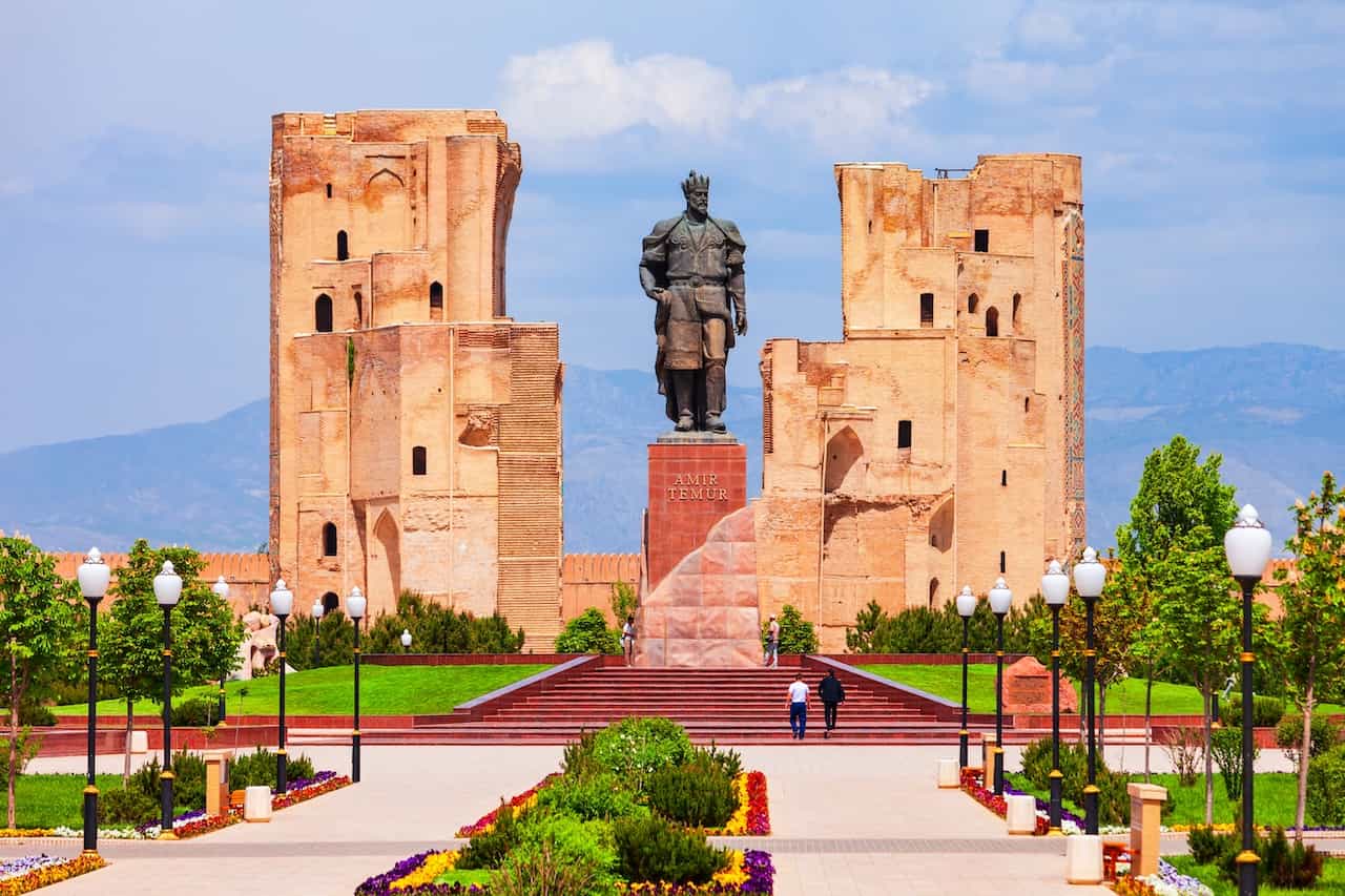 ウズベキスタン・アク・サライ宮殿跡の広場ティムール像