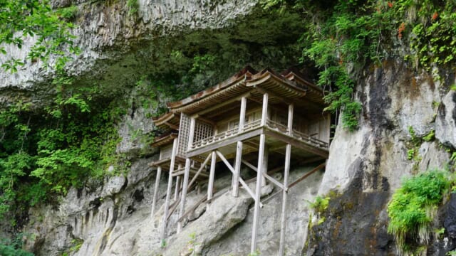 日本の不思議スポット7】建設方法が不明！絶壁の国宝「三徳山三