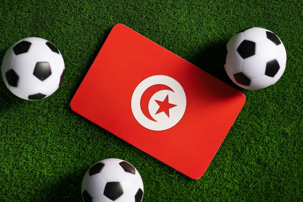 チュニジアの国旗とサッカーボール