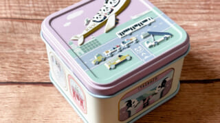 「パンダ飛行機缶」は、ヘルシースイーツを販売する「青山デカーボ」が発売した、小さなクッキー缶