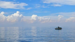 青空と海と漁船
