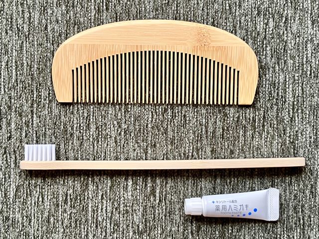 竹製くしと歯ブラシ