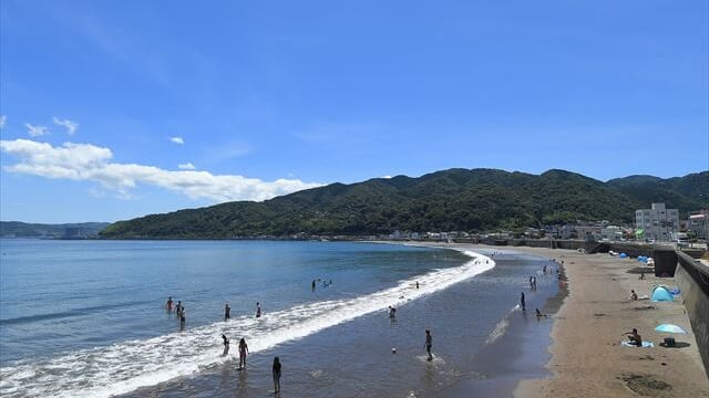 【静岡県伊東市で海開き】海も温泉も楽しめる！伊東オレンジビーチや宇佐美海水浴場で夏のレジャーを満喫 Tabizine～人生に旅心を～ 