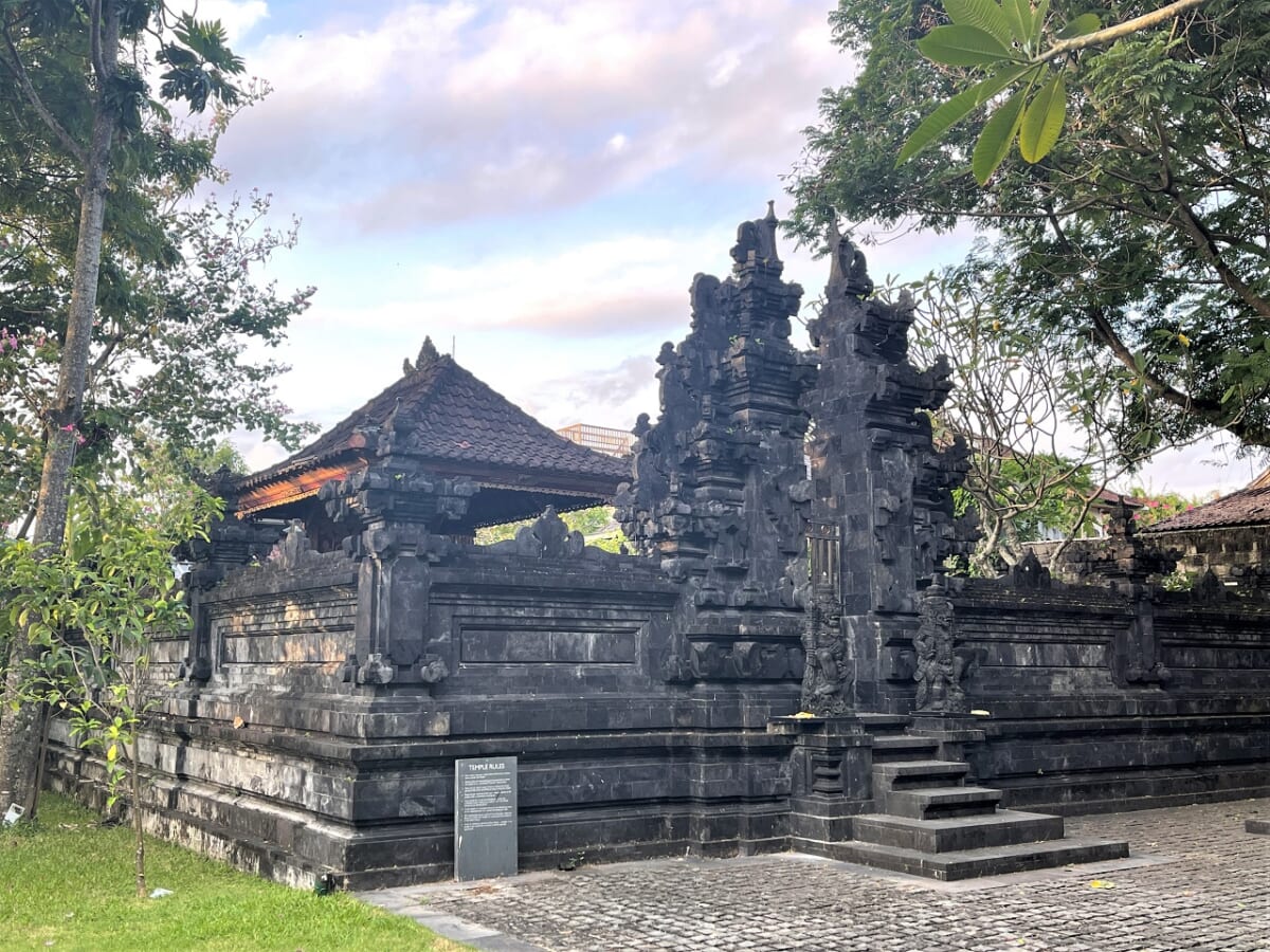 Wバリ敷地内にある古い寺院